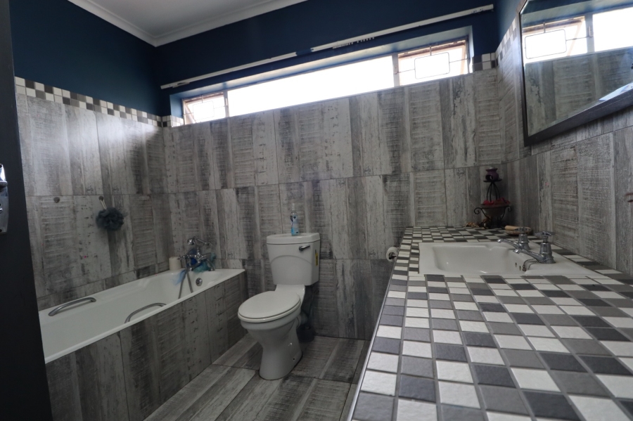 5 Bedroom Property for Sale in Morningside Eastern Cape